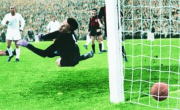 Real Madrid - Milán. Gol 1-1 A pase de Joseíto, Di Stéfano logró el empate rematando de forma imparable entre dos defensas milanistas.