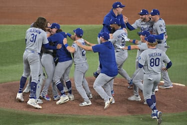 Dodgers consigue el bicampeonato en el cumpleaños de Fernando Valenzuela