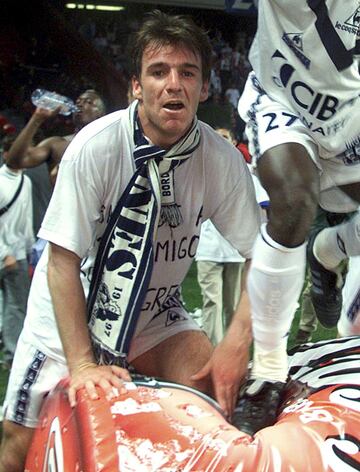 En el verano de 1999 se va cedido al Girondins de Burdeos
