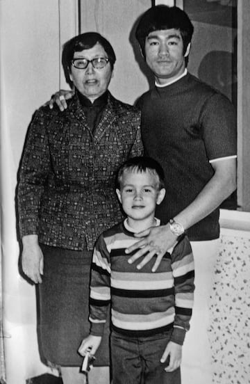 El actor Bruce Lee junto a su madre y su  hijo el tambin actor Brandon Lee en una imagen de 1970.