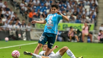 AME7656. MONTERREY (MÉXICO), 23/10/2022.- German Berterame (d) de Rayados disputa el balón con Kevin Alvarez de Pachuca hoy, durante el partido de vuelta correspondiente a la semifinal del Torneo Apertura 2022, disputado en el estadio BBVA, en Monterrey (México). EFE/ Miguel Sierra
