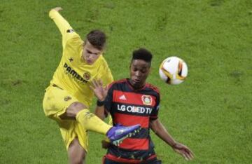 El centrocampista del Villarreal Denis Suárez  lucha por el balón con Wendell del Leverkusen 