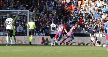 Aubameyang marca el 0-1 al Valencia. 