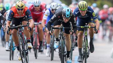 El italiano Elia Viviani, segundo por la derecha, vence al sprint en la tercera etapa del Tour de Romandía.