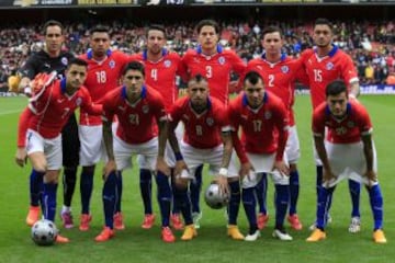 Esta es la indumentaria completa de Chile. Camiseta roja, pantalones blancos y medias azules.