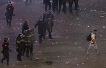 La policia tuvo que intervenir para detener los disturbios que comenzaron en la Plaza del Obelisco.