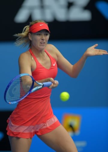 Maria Sharapova se quedó con el duelo ante Eugenie Bouchard para llegar a semifinales del Abierto de Australia el martes.