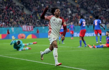 
El Olympique de Lyon tiene nueva estrella. Se trata de Malick Fofana. El extremo izquierdo ambidiestro belga está llamado a acaparar los grandes titulares en un futuro más que inmediato. A sus 20 años y en su segunda temporada en Francia ha marcado 11 goles en 39 partidos. Un valor seguro en el once inicial y como revulsivo. Su electricidad, verticalidad y velocidad a la hora de encarar a un contrario llevan a no perderlo de vista. Un futbolista capaz de prender la chispa adecuada desde la banda buscando la portería con su preciso disparo.
