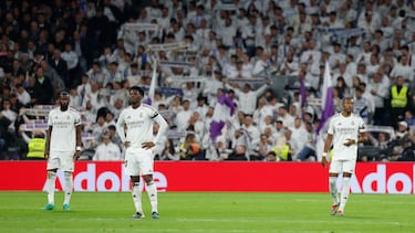 Los jugadores del Madrid, tristes ras encajar el único gol del partido.