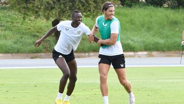 Umar Sadiq  y Babic, durante el entrenamiento de este miércoles.