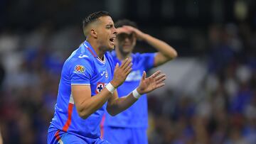 Uno de los jugadores de Cruz Azul se lamenta en el encuentro ante los Tigres.