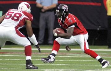 Michael Vick jugó en la NFL (2001-2015) con Atlanta Falcons, Phittsburg Steelers y New York Jets. En 2007 fue acusado y condenado a 24 meses de prisión por organizar peleas ilegales y apuestas de perros. Los Falcons, equipo donde jugaba, le rescindió el contrato. Salió de prisión el 2009 y volvió a la NFL. 