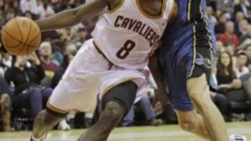 Eyenga desborda a Adam Morrison.