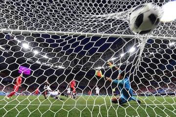 Blerim Dzemaili marca el 1-0 para Suiza.
