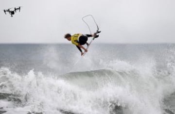 El hawaiano John John Florence durante la prueba de la playa de Peniche de la Liga Mundial de surf.