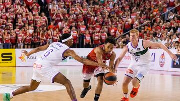 Brandon Taylor bota ante Albertpo D¨ªaz.