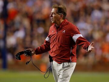 Coach de Alabama de la FBS de la NCAA. Ingresos: $9.3 millones de dólares.