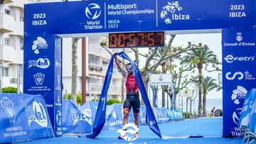 Jairo Ruiz entrando primero en el triatlón en Ibiza 2023 dentro de World Triathlon Multisport Championships.