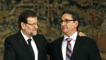El presidente del Gobierno, Mariano Rajoy, felicita al seleccionador nacional de balonmano, Valero Rivera (d), durante la recepci&oacute;n ofrecida hoy a la selecci&oacute;n espa&ntilde;ola de balonmano.