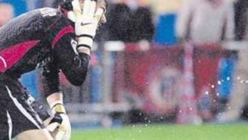 <b>LA SALVAJADA FINAL. </b>Un bote de cerveza aún lleno, lanzado desde el fondo sur del estadio, impactó en la cabeza de Palop en el minuto 77.