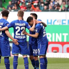 Robó y asistió: la brillante jugada de Aránguiz en el Leverkusen