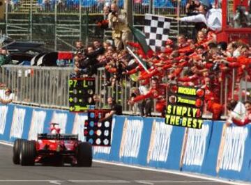 Michael Schumacher consigue en el circuito de Spa-Francorchamps del GP de B¨¦lgica de F1 su s¨¦ptimo t¨ªtulo de campe¨®n del mundo (29 de Agosto de 2004).