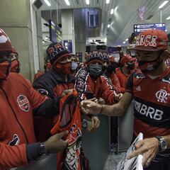 ¡Hinchas de Flamengo dieron gran recibimiento a Isla en su llegada a Río!
