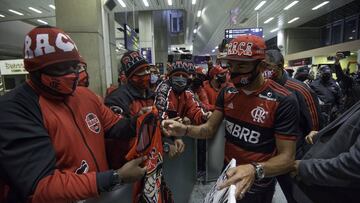 ¡Hinchas de Flamengo dieron gran recibimiento a Isla en su llegada a Río!