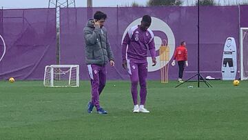 Malsa, jugador del Real Valladolid, sale cojeando de los Anexos.