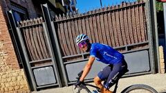 El ciclista español Alejandro Valverde entrena con una bicicleta de montaña.