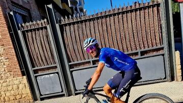 El ciclista español Alejandro Valverde entrena con una bicicleta de montaña.