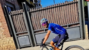 El ciclista español Alejandro Valverde entrena con una bicicleta de montaña.