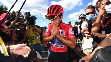 Remco Evenepoel celebra con lágrimas su victoria en La Vuelta 2022, en la meta de la penúltima etapa en el Puerto de Navacerrada.