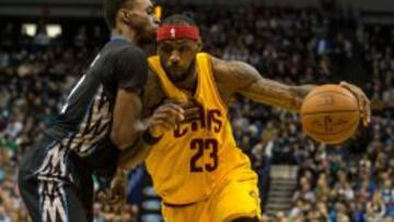 LeBron James inetnat superar a Andrew Wiggins.