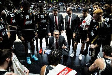 Scariolo, con los jugadores de la Virtus, en un tiempo muerto.