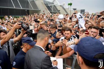 Cristiano Ronaldo firma autgrafos a los aficionados. 