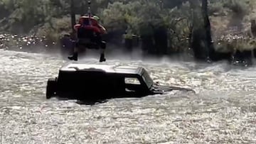 Rescate en helicóptero a dos aventureros atrapados en el Carson River, en Alpine County, California.