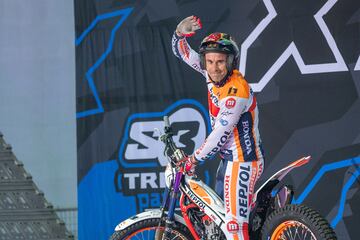 Si hay alguien que nunca falla en los éxitos más destacados del año en el mundo del motor, ese es Toni Bou. El campeonísimo del trial cada vez lo es más porque no deja de sumar títulos de par en par. En 2024 llegó a los 18 de TrialGP y X-Trial para hacer un total de 36 y acercarse a la frontera de los 40 con 40 años, algo que tiene al alcance porque no ha perdido ni un ápice de su talento. Lo demostró con una temporada impoluta en la que solo dejó escapar dos victorias en 19 pruebas (una en cada disciplina). Empezó la nueva temporada con un segundo puesto en Madrid tras Jaime Busto, pero solo es el comienzo