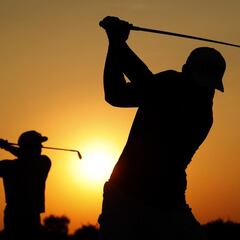 Practicando el golf en Sudáfrica en los albores del día