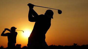 Practicando el golf en Sudáfrica en los albores del día