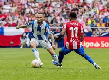 Darder con el bal¨®n ante Lemar.