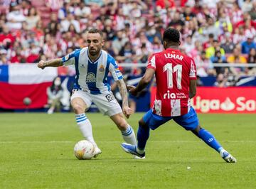 Darder con el balón ante Lemar.