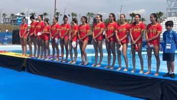 Las chicas de la selección española de waterpolo, antes de medirse al equipo de Portugal en los Juegos Mediterráneos.