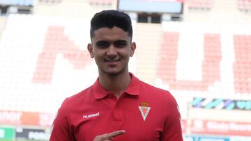 El Murcia ficha a Youness y renueva a Antonio L車pez