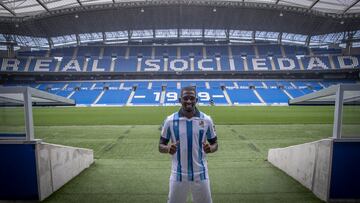 SAN SEBASTIÁN, 24/07/2023.- El lateral maliense Hamari Traoré durante su presentación como último fichaje de la Real Sociedad, este lunes en el Reale Arena de San Sebastián. EFE/ Javier Etxezarreta
