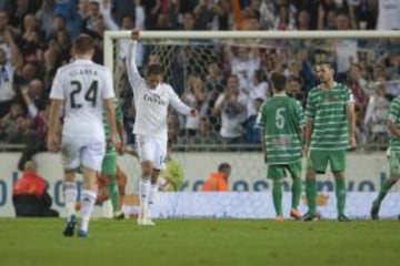 Chicharito celebra el 1-3.