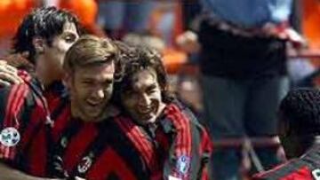 <b>GOL DE SCUDETTO</B>. Shevchenko celebra con sus compañeros de equipos Kaka, Pirlo y Seedorf, despues de marcar frente a la Roma el gol que asegura la victoria liguera de forma matemática.