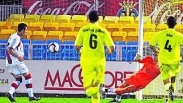 <b>LETAL. </b>Rubén Castro abrió la victoria del Rayo Vallecano con una pena máxima que fue muy protestada por los amarillos.