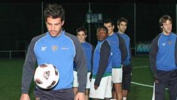 <b>TOMA DE CONTACTO. </b>Pereiro, ayer con sus nuevos compañeros del Coruxo.