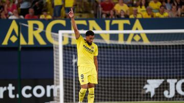 VILLARREAL (COMUNIDAD VALENCIANA), 19/08/2024.- El extremo nigeriano del Villarreal Arnaut Danjuma celebra un gol este lunes, en un partido de la primera jornada de LaLiga EA Sports, entre el Villarreal CF y el Atlético de Madrid, en el Estadi de la Ceràmica de Villarreal (Comunidad Valenciana). EFE/ Manuel Bruque